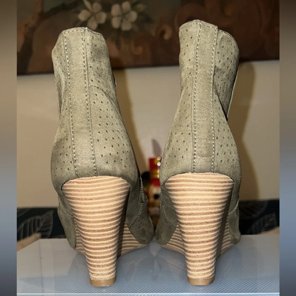 Report- Olive green open toe wedges - Picture 4 of 9
